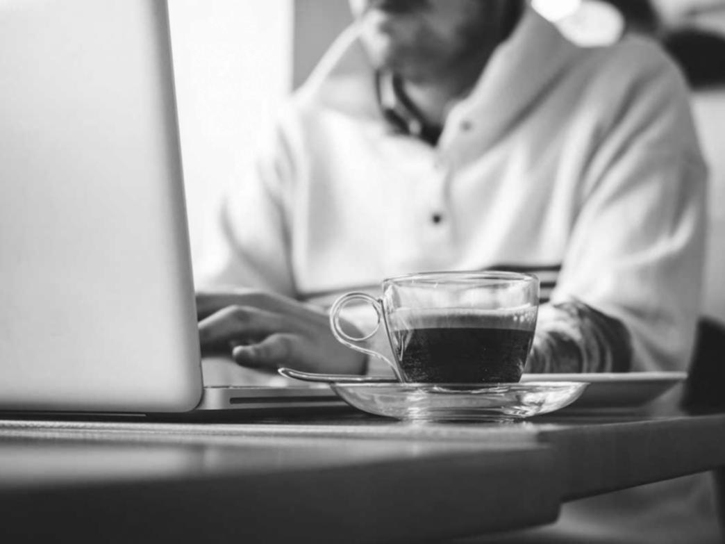 Účastníci vzdělávacího programu sledují prezentaci o financích