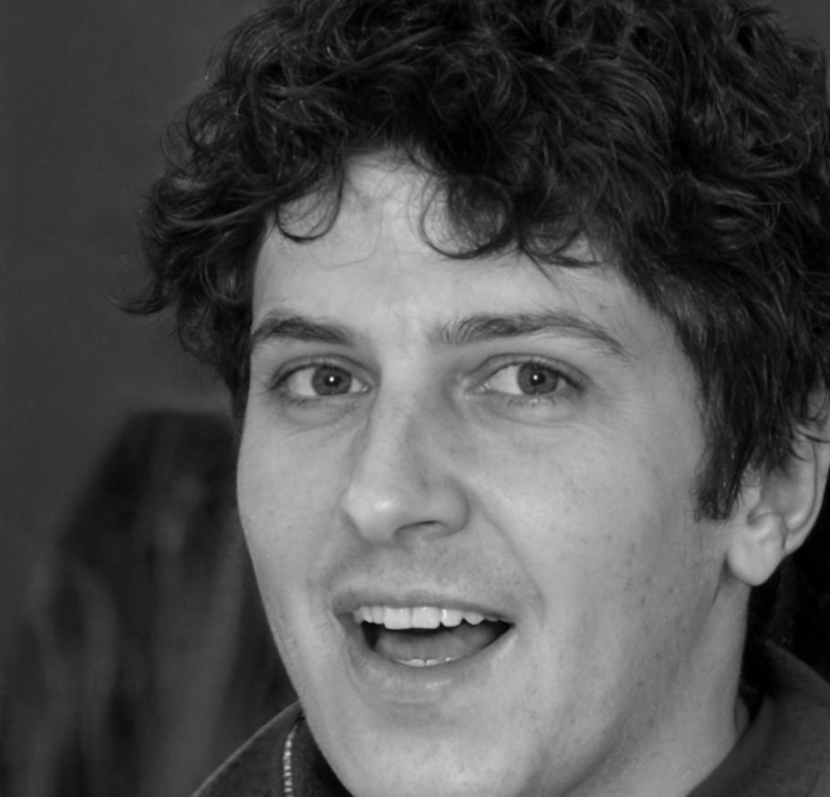 Lektor vysvětluje investiční možnosti během živého webináře